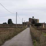Per raggiungerla imbocchiamo strada Crocifisso e svoltiamo quindi a sinistra in una viuzza che si fa largo tra estesi campi coltivati. Dopo averla percorsa per 200 metri giungiamo cos� dinanzi all'ingresso monumentale